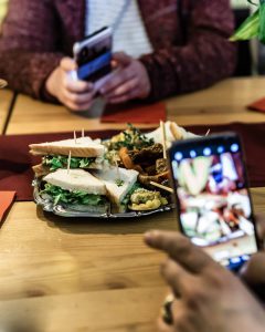 Essen von die Schmidt mit Smartphone