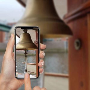 Foto einer Glocke auf der Eventyacht Nedeva